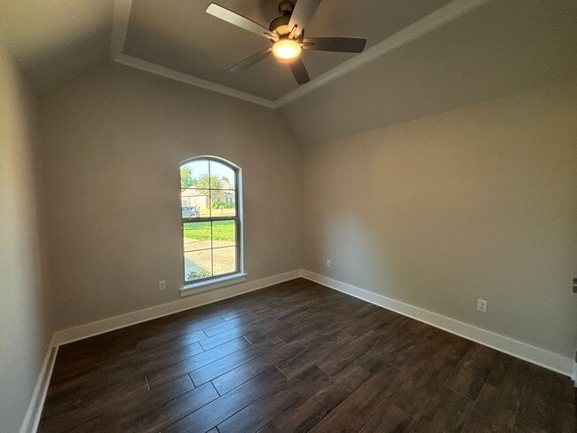 Building Photo - Like new.. GORGEOUS TIBURON BEAUTY.. Close to Barksdale Air Force Base.