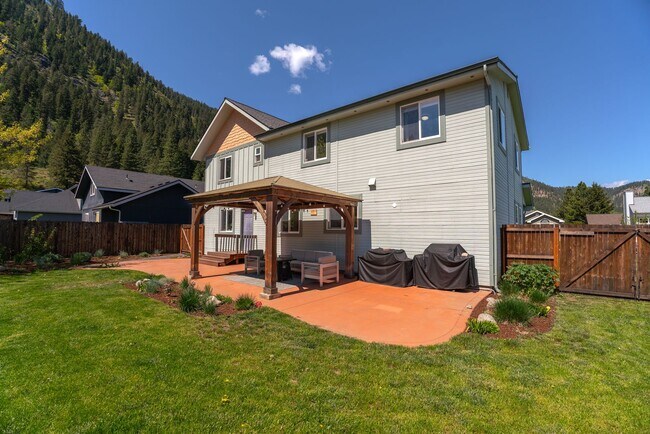 Building Photo - Bright & Spacious 4-Bedroom Haven Just Minutes from Leavenworth Village