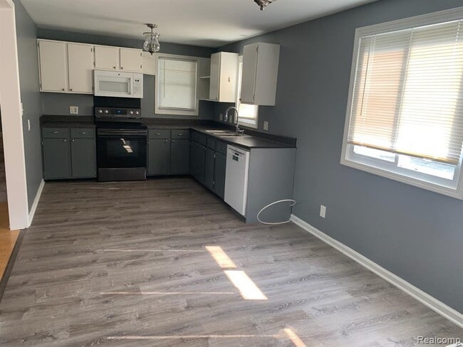 Building Photo - 1410 Airway Dr