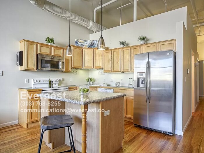 Building Photo - 1555 California St