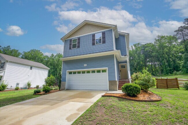 Building Photo - Charming 3-bedroom, 2.5-bath home nestled in the heart of Carthage
