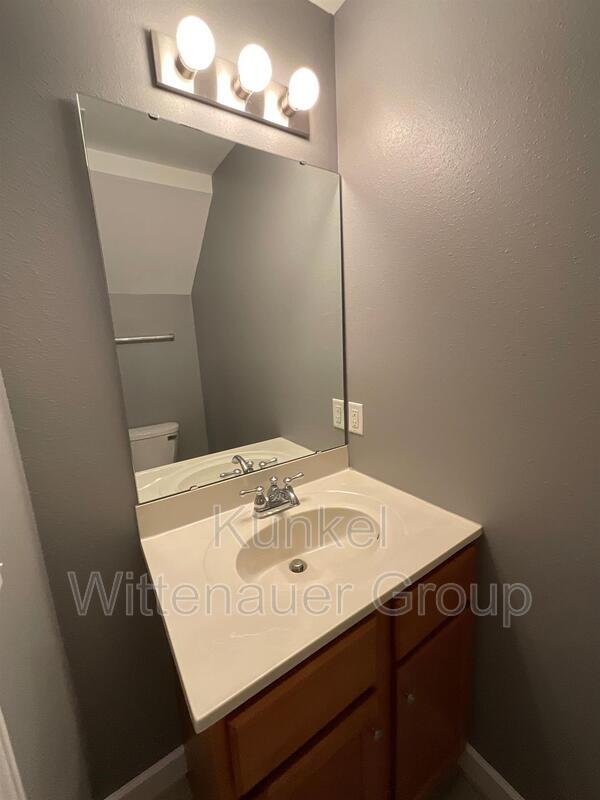 Building Photo - 704 Fountain View Dr