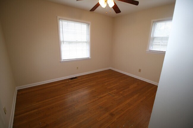 Building Photo - 402 Greenlawn Ct