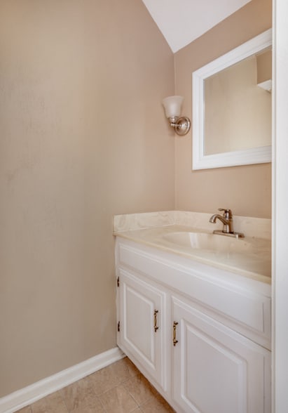 Building Photo - 102 Academy Square