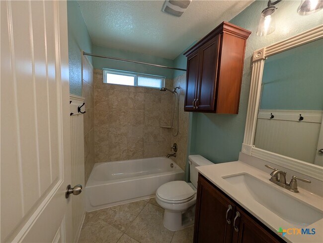 Building Photo - 1337 Lauren St
