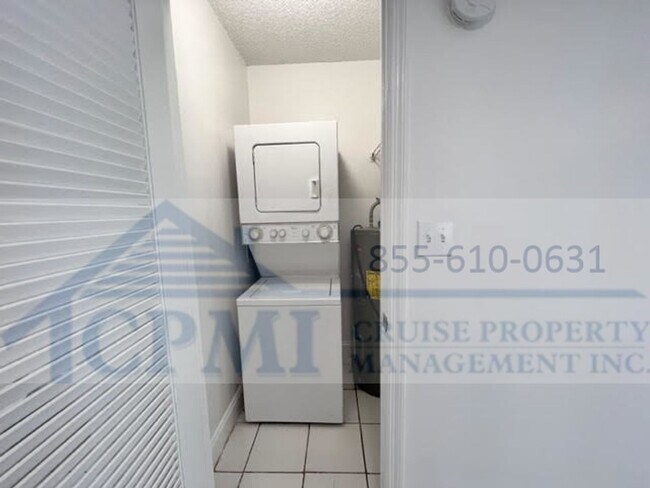 Building Photo - Affordable Downtown WPB 2/1 without the Downtown Price Steps Away From it ALL!! $995 Sec Dep spec...