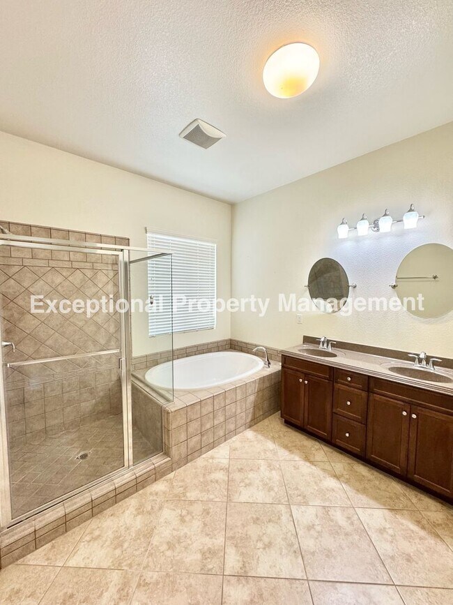 Building Photo - Beautiful 3 bedroom 3 bathroom single stor...