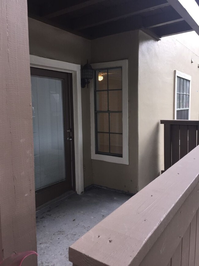 Building Photo - 1 Bedroom/1 bathroom 1st Floor condo with ...