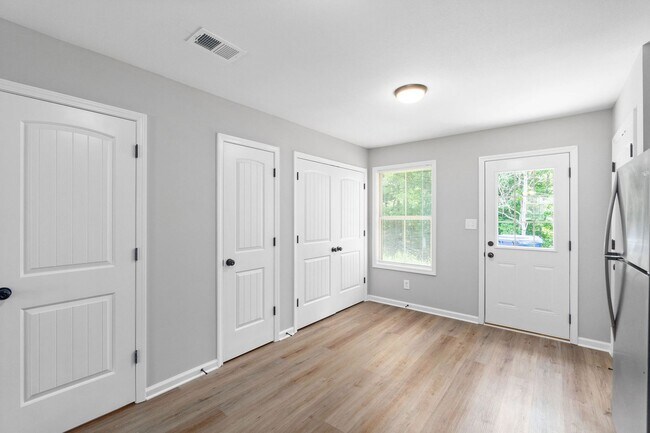 Building Photo - 223 Smithson Ln