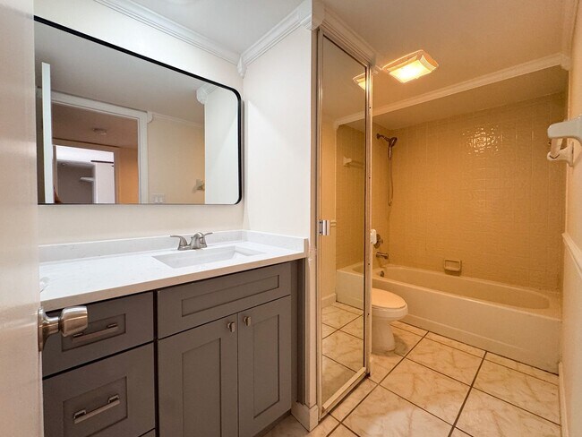 Building Photo - Newly Remodeled 2 bedroom 2.5 bath near Millenia Mall