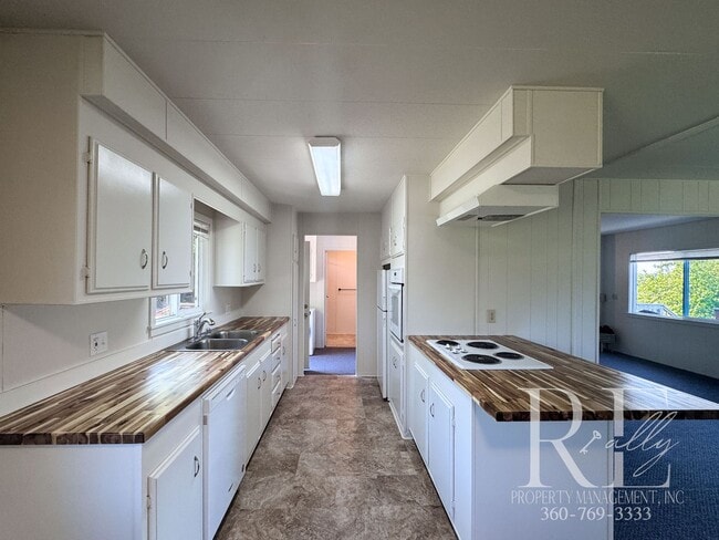 Building Photo - Coastal 3-Bed Home with Stunning Puget Sou...