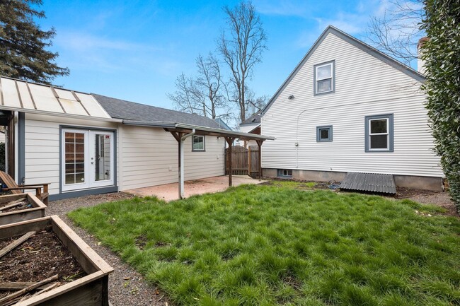 Building Photo - 2 bedroom 1 bath with full basement in Sellwood!