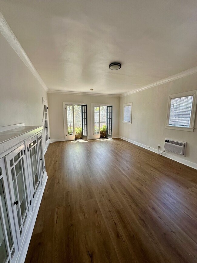 Building Photo - Nestled in the vibrant heart of Los Angeles, CA. This 2 Bedroom 2 Bath Won't Last Long!