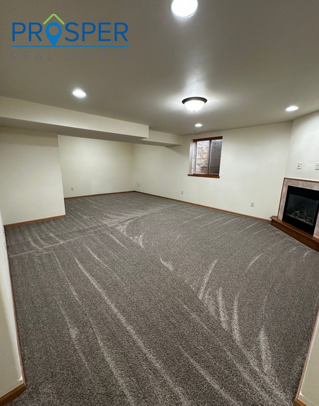 Building Photo - Charming Comfort Meets Prime Eau Claire Location!