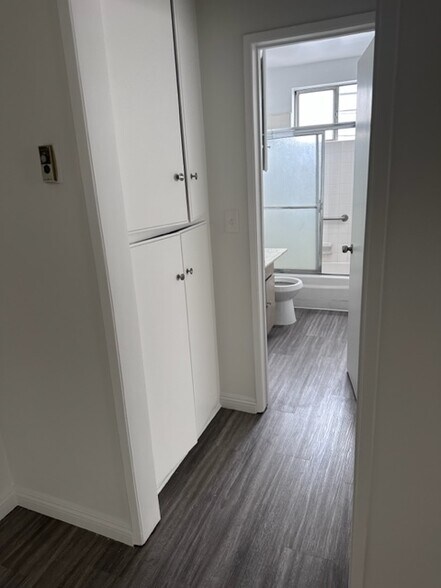 hallway to the bathroom - 440 Hayworth N Ave
