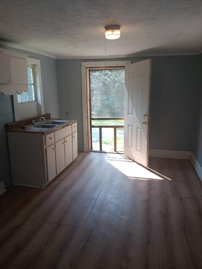 Building Photo - 2 bed 1 bath - Welcome to 409 Campbell Street