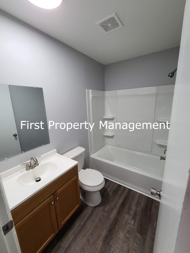 Building Photo - Remodeled - East Ridge Townhouse