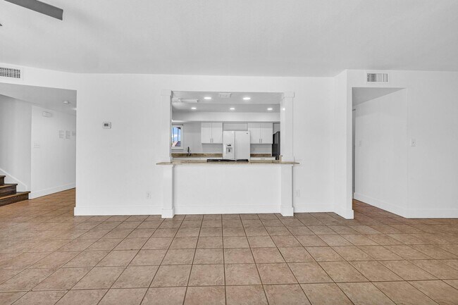 Building Photo - 6 bed/ 3.5 bath