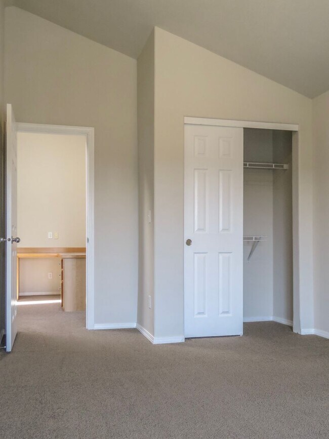 Building Photo - !!!! West Linn Townhome Available 3 Bedroo...