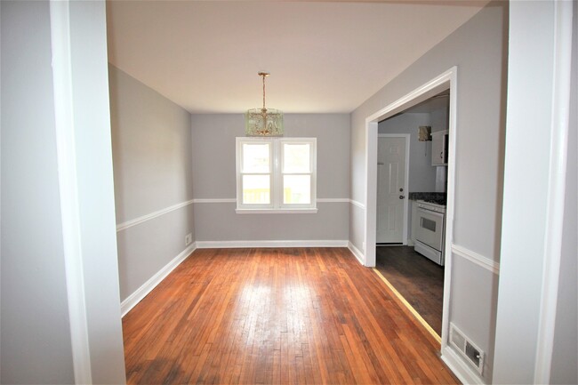 Building Photo - MUST SEE RENOVATED 2 BD HOUSE - ACCEPTING ...