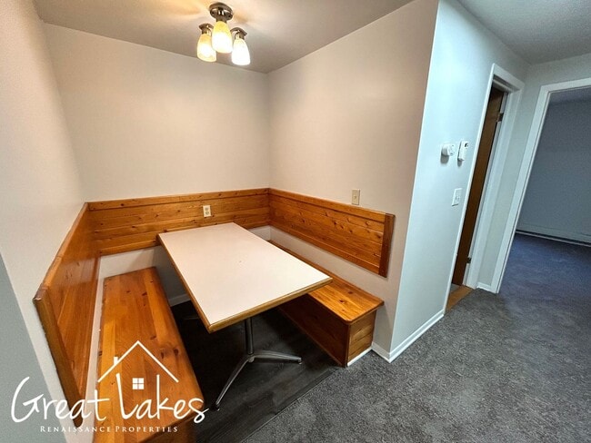 Building Photo - Beautiful 2 Bedroom 1 Bathroom now availab...