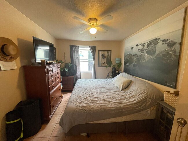 Building Photo - Awesome beach cottage across the Street fr...
