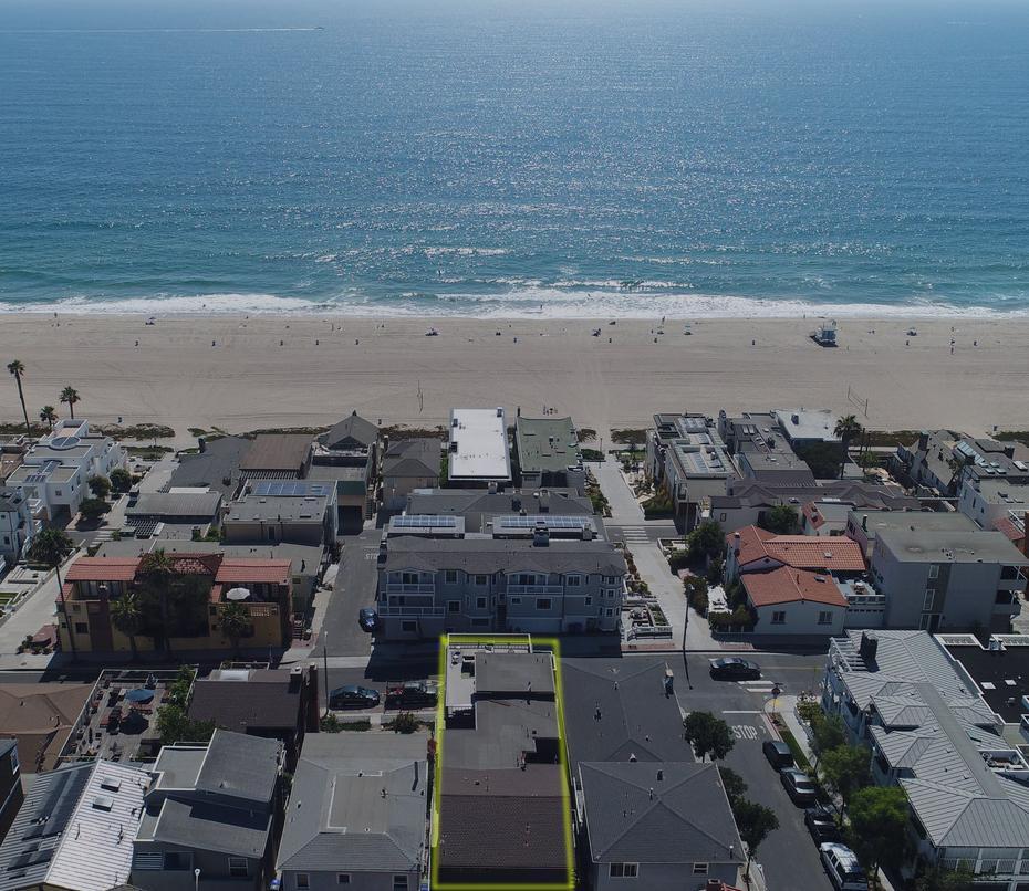 Building location to the beach - 3216 Manhattan Ave