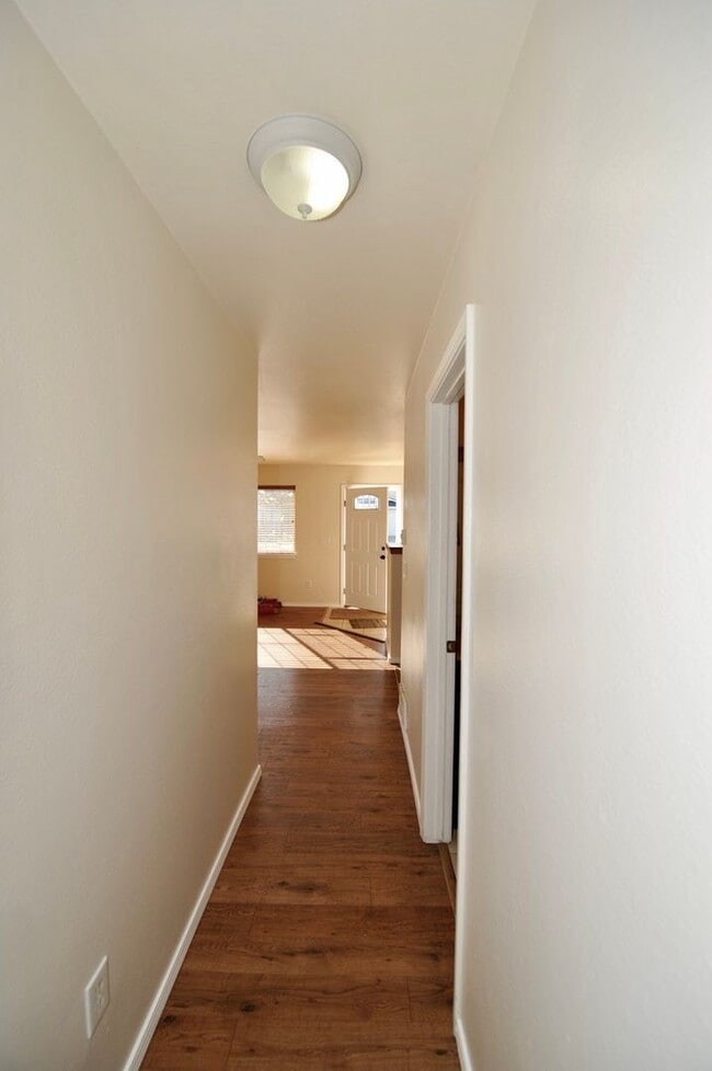 Building Photo - 3 bed 2 bath rancher duplex (stainless appliances & granite counters)