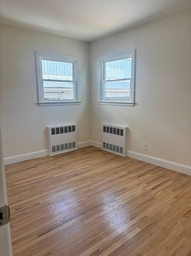 Building Photo - 527 Willowbrook Rd