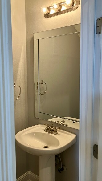 Building Photo - 1332 Tropical Cv