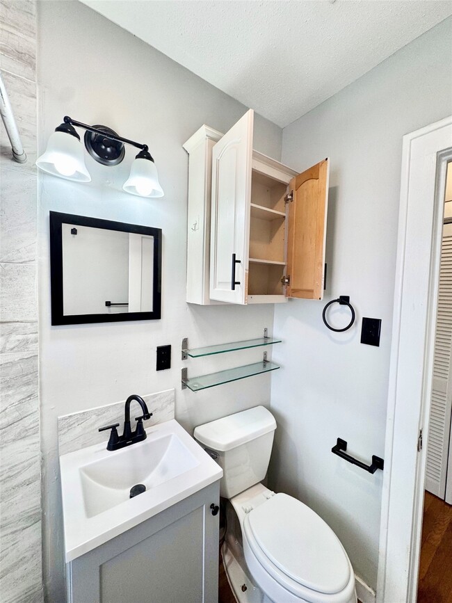 Building Photo - 629 E 11th St