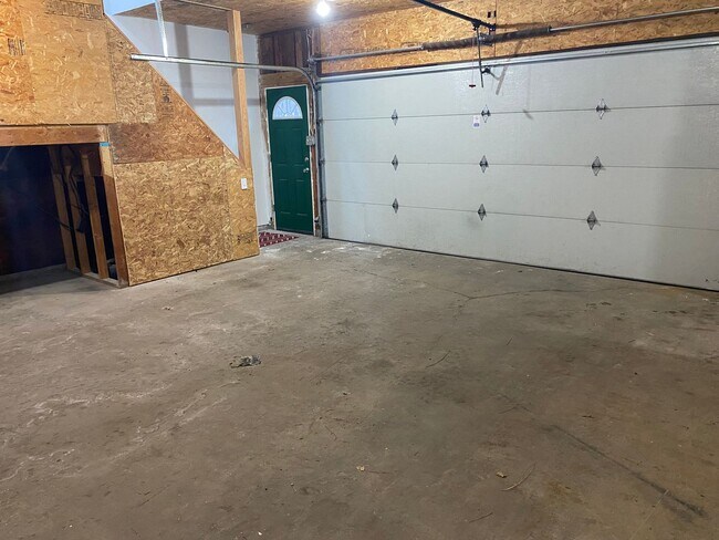 Building Photo - 3-bedroom Home on Private Country Lot with 2 acres & 4-car garage