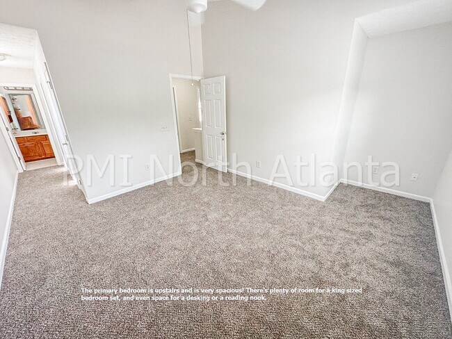 Building Photo - Fenced in Backyard! Bring your PETS!