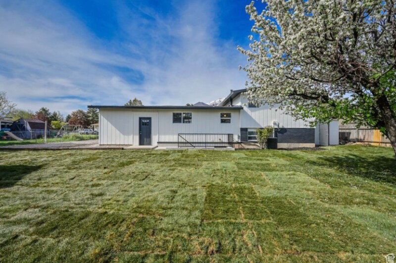 Building Photo - 1140 500 N