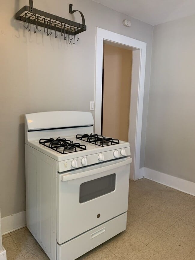 Building Photo - STUDENTS WELCOME! Adorable Single-Family Home in Historic Old Town