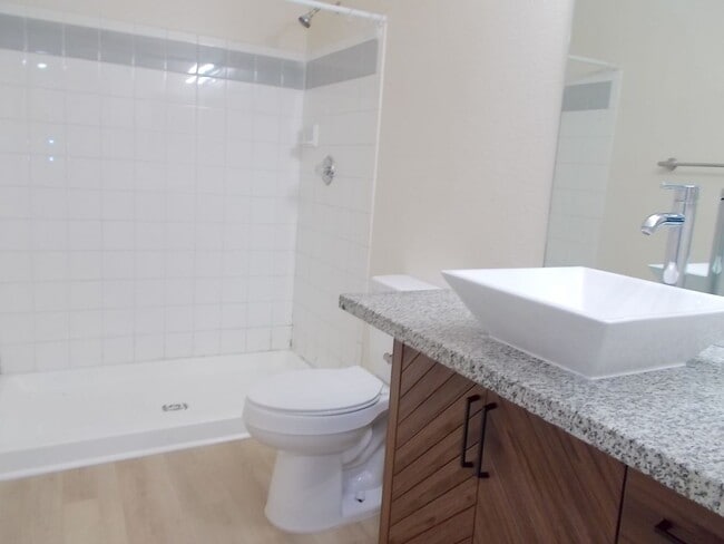 Building Photo - Beautifully Updated Second-Floor Condo! Section 8 Accepted! Rent special: $500 Move-In Special!