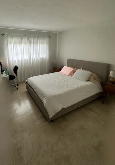 Large bedroom with closet - 14500 SW 88th Ave