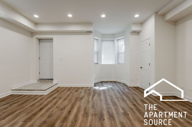 Building Photo - Huge 3 bedroom Unit in Logan Square
