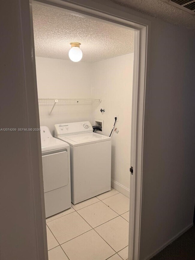 Building Photo - 3228 Coral Lake Dr