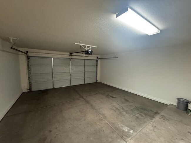 Building Photo - 1711 E Anastasia St