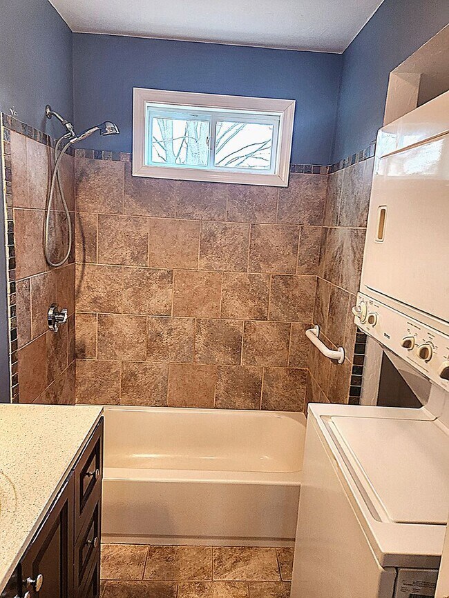 Building Photo - 10 Weeks St