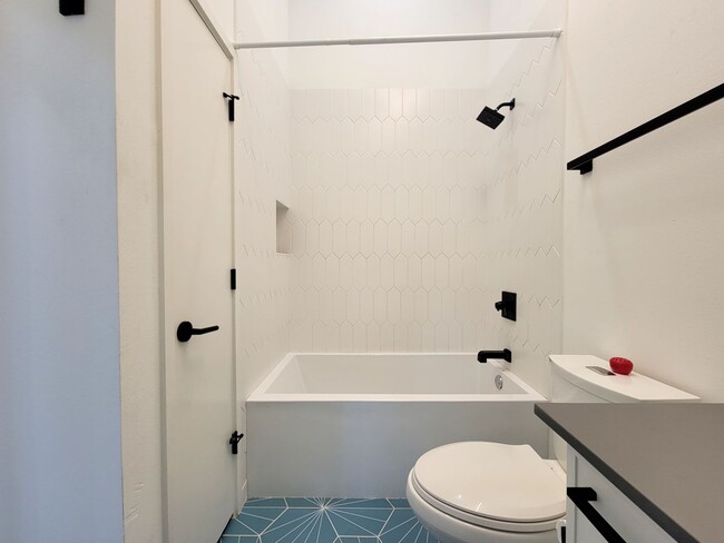 Building Photo - Modern 1/BR 1/BA with Tall Ceilings, Natur...