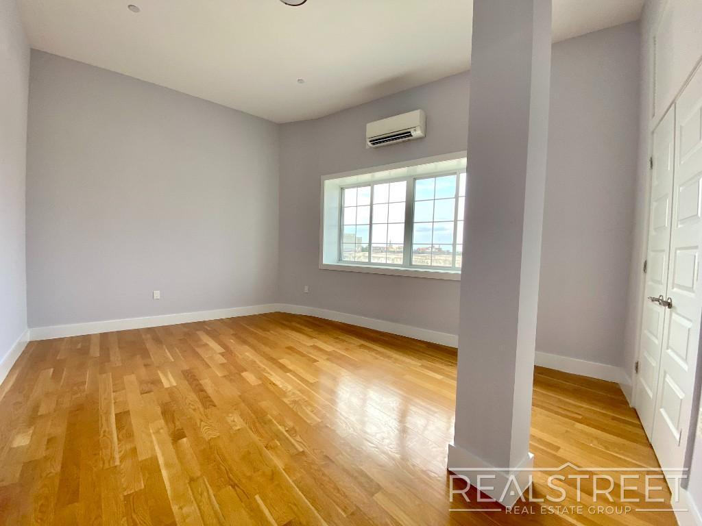 Building Photo - LUXURY PENTHOUSE 2 BR Loft WITH PRIVATE ROOF DECK in Queens! + 1 MONTH FREE!