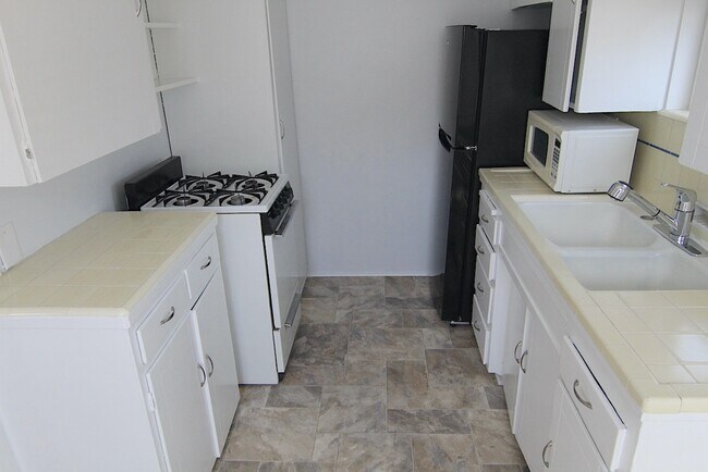 Building Photo - 9217 Alcott St