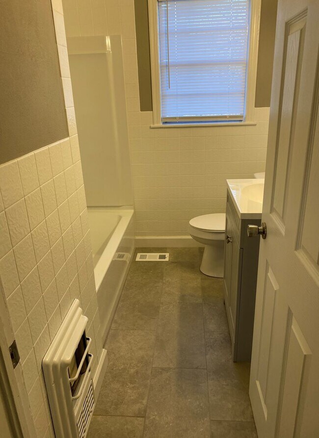 Building Photo - 2 Bed 1 Bath with Large backyard