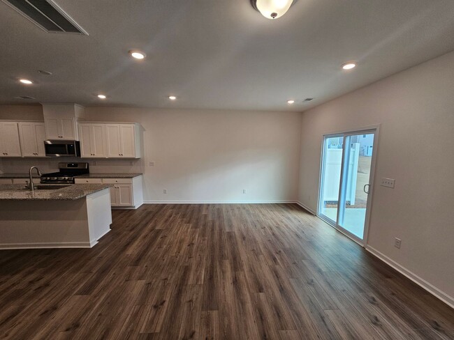 Building Photo - Townhome in great Concord community