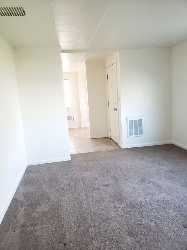 Building Photo - 2+ Bedroom, 2 bathroom Charming Home Available!