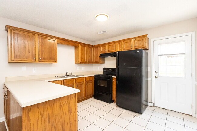 Building Photo - 464 Guyler St