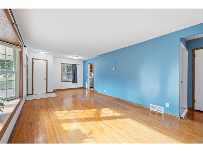 Building Photo - 4 Bed - 2 Bath Brooklyn Park Home with Lar...