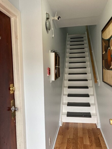 stair - 3219 Hamilton St